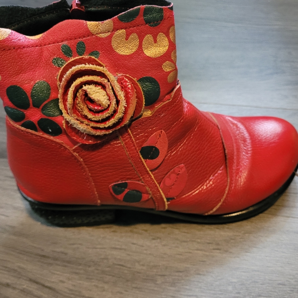 Red Leather floral Boho Insulated Ankle Boots. Size 6 1/2